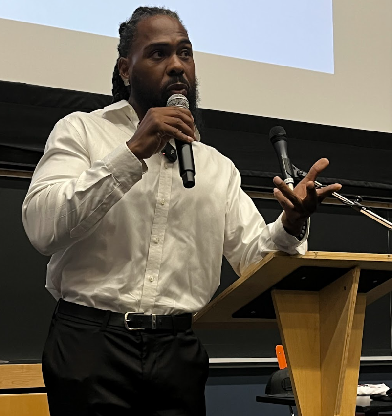 flightunit Elite facilitator speaking to a school audience